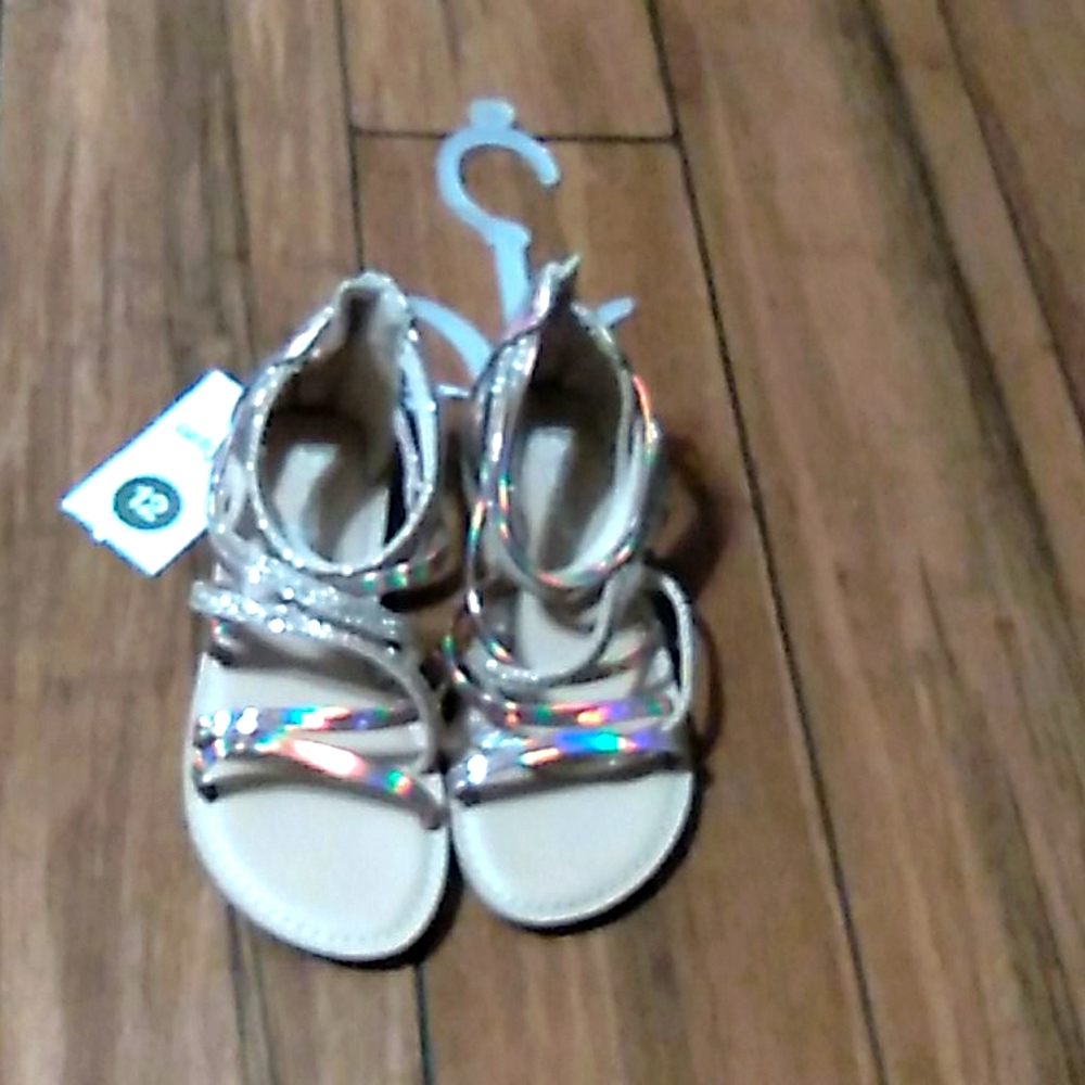Girl's sandles.